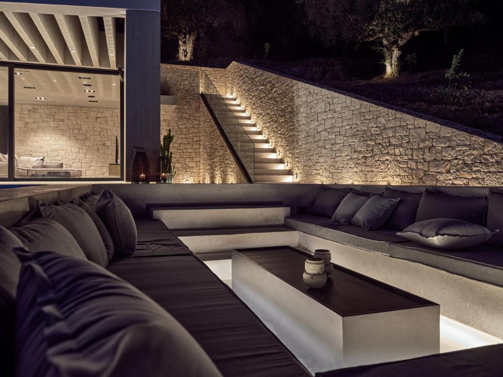 Posedenie v ubytovaní Alpha Villa - A Leading Luxury Villa!
