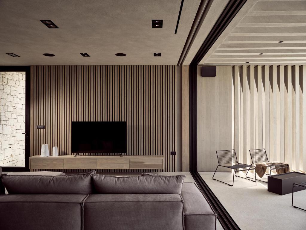 Televízia a/alebo spoločenská miestnosť v ubytovaní Alpha Villa - A Leading Luxury Villa!