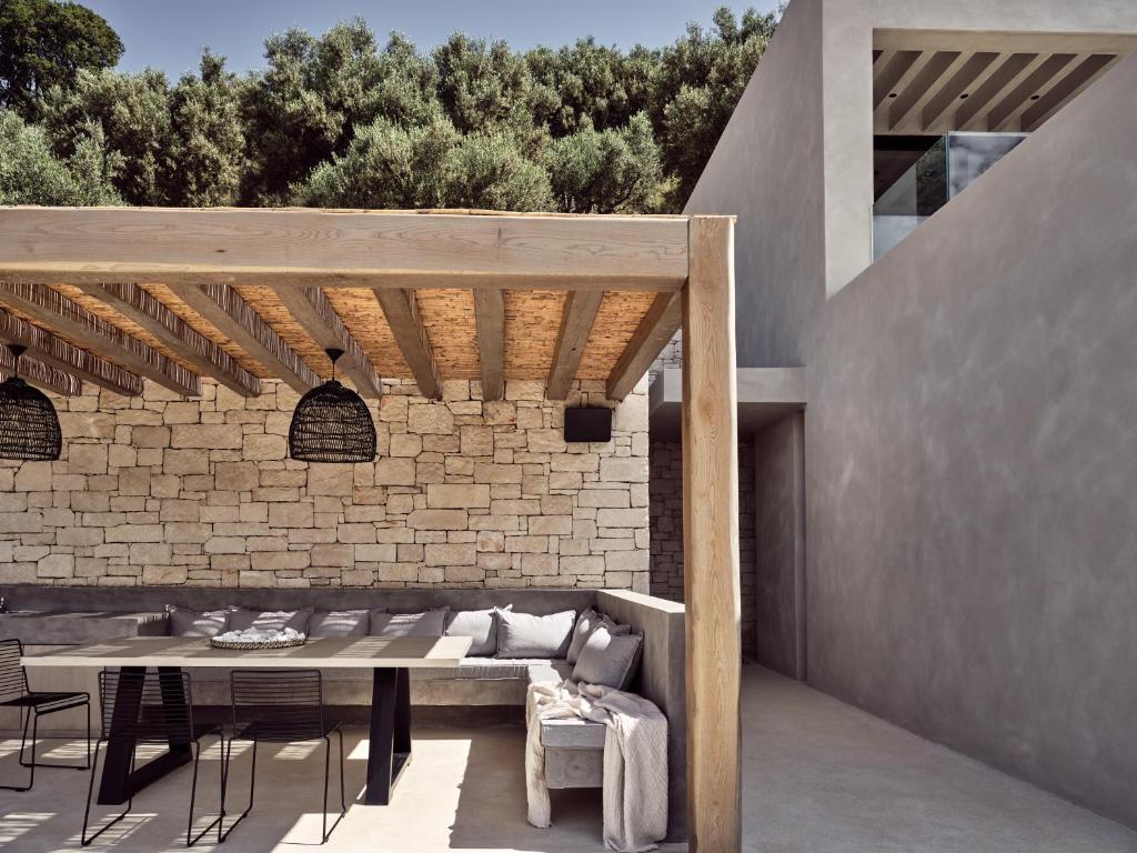 Patio alebo iná vonkajšia časť ubytovania Alpha Villa - A Leading Luxury Villa!