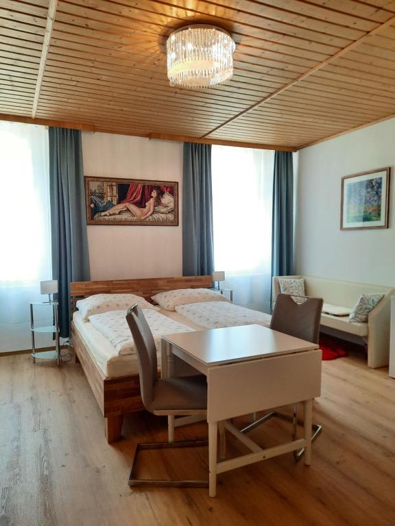 Postel nebo postele na pokoji v ubytování Gästehaus zur Post - Heritage Inn