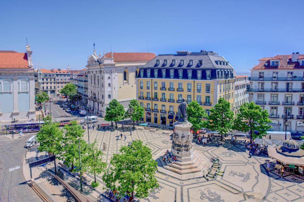 uma vista aérea de uma cidade com uma fonte numa praça em Solar dos Poetas em Lisboa