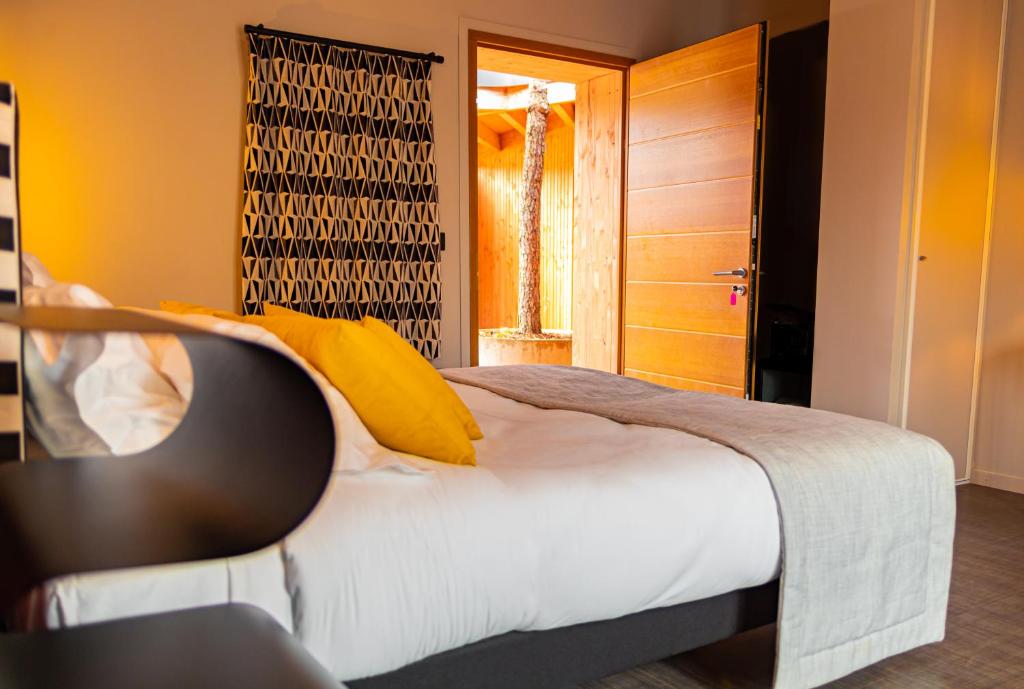 מיטה או מיטות בחדר ב-Domaine de l'Epau Eco-Resort - Eco-Lodges