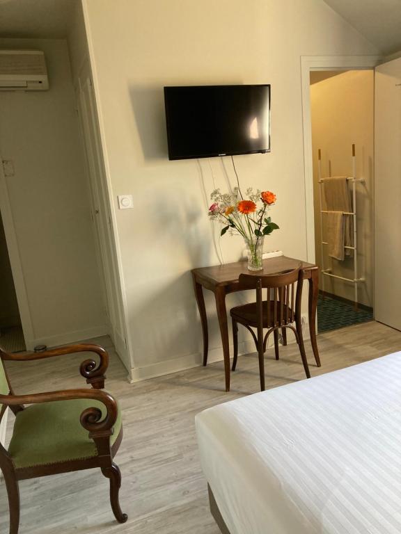 TV a/nebo společenská místnost v ubytování Hostellerie du Vieux Moulin