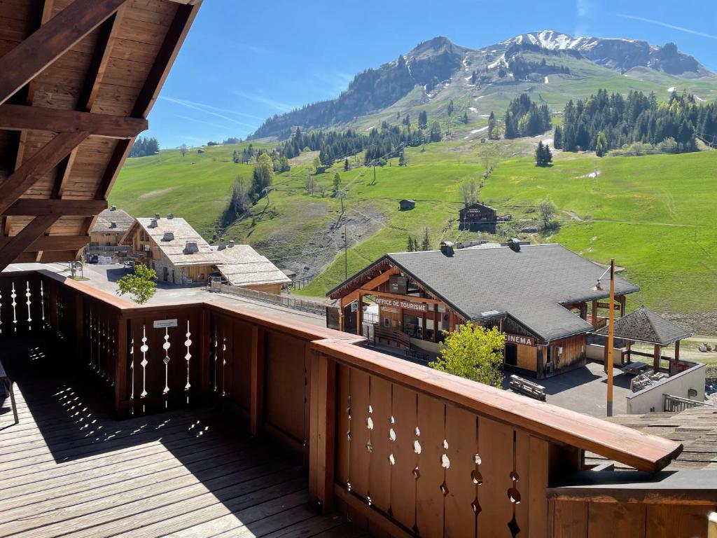 een balkon met uitzicht op een berg bij Le Lessy M4 in Le Grand-Bornand