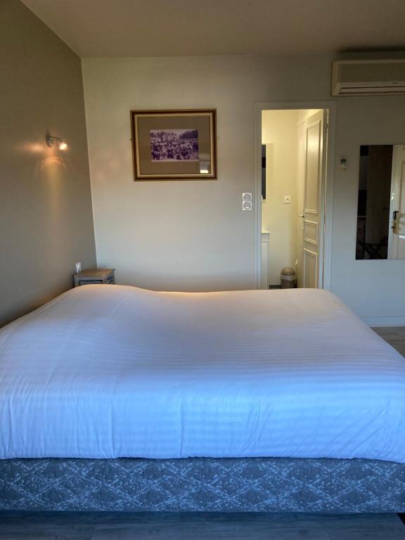 Postel nebo postele na pokoji v ubytování Hostellerie du Vieux Moulin