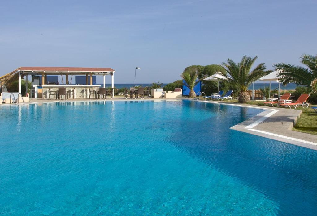 Bazén v ubytování Akti Corali Hotel nebo v jeho okolí