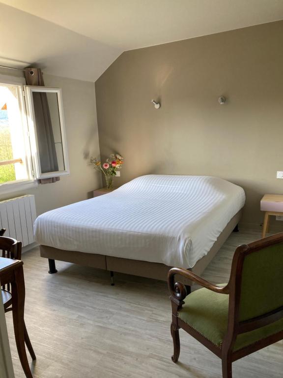 Postel nebo postele na pokoji v ubytování Hostellerie du Vieux Moulin