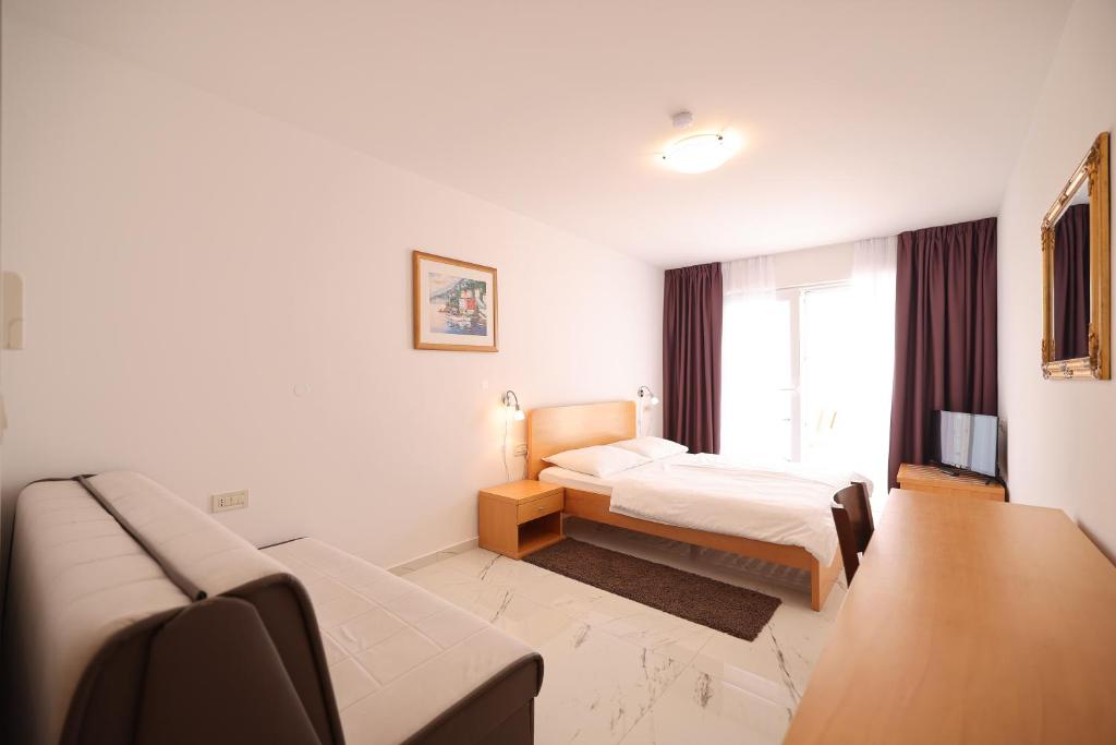 Postel nebo postele na pokoji v ubytování Depadansa Hotel Lucija***