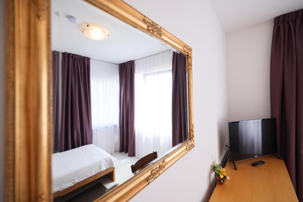 TV a/nebo společenská místnost v ubytování Depadansa Hotel Lucija***