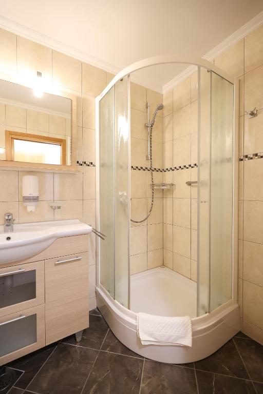 Koupelna v ubytování Depadansa Hotel Lucija***