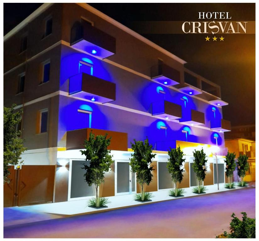 een weergave van een hotel met blauwe lichten bij Hotel Crisvan in Rimini