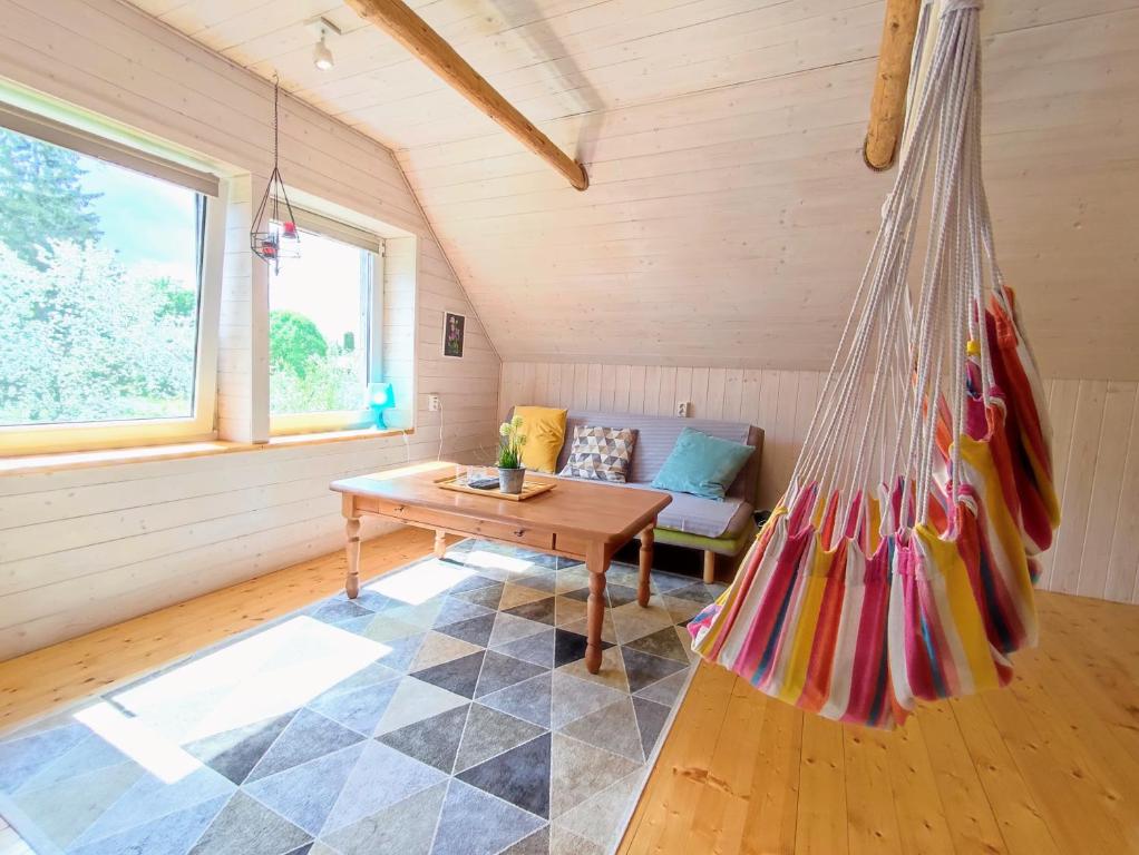 ein Wohnzimmer mit einem Tisch und einem Sofa in der Unterkunft Self check-in Attic Suite next to Hiking Trails in Kärde