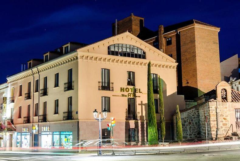 a building with a hotel on the side of a street at Ele Mirador de Santa Ana in Ávila