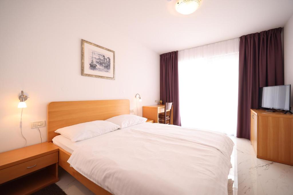 Postel nebo postele na pokoji v ubytování Depadansa Hotel Lucija***