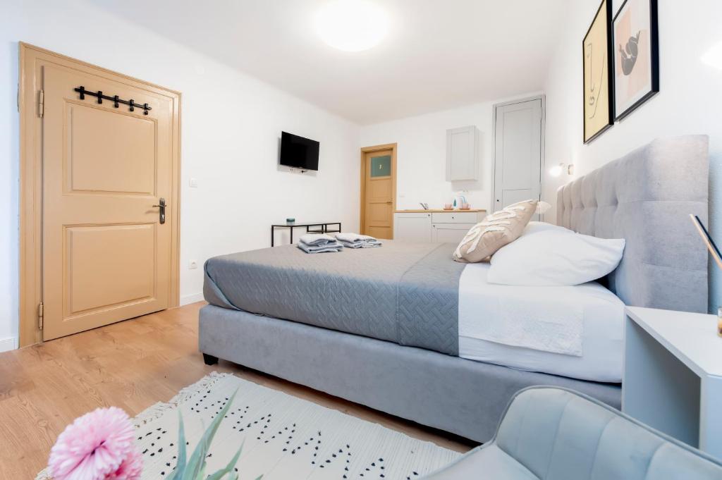 een slaapkamer met een groot bed en een deur bij Adriatic Dream Rooms in Rovinj