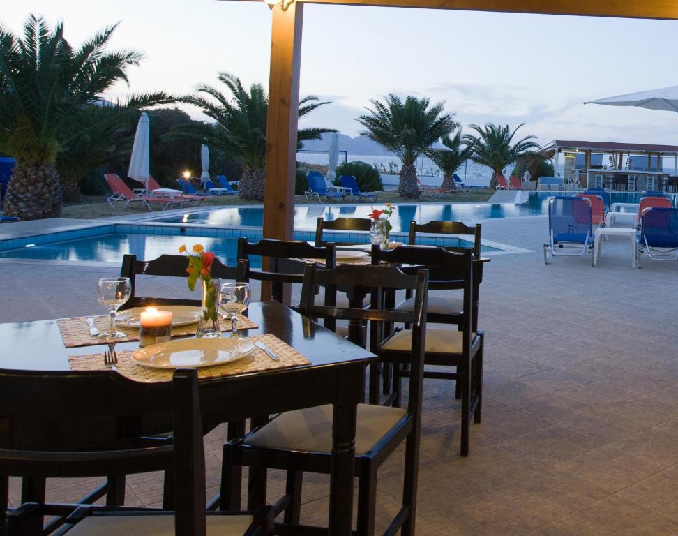 Bazén v ubytování Akti Corali Hotel nebo v jeho okolí