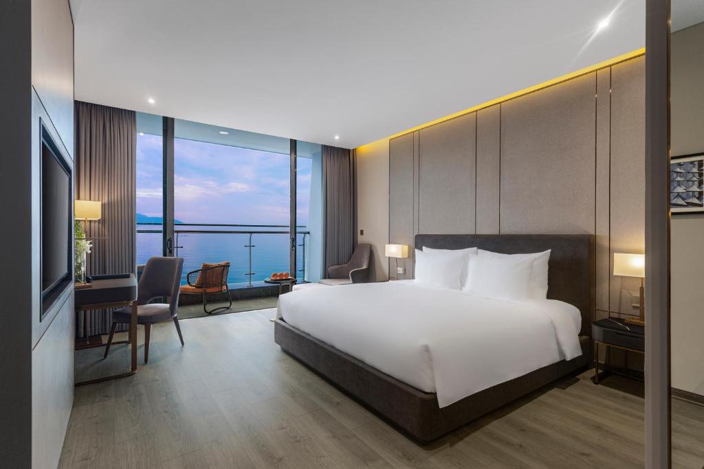 Postel nebo postele na pokoji v ubytování Le Sands Oceanfront Danang Hotel