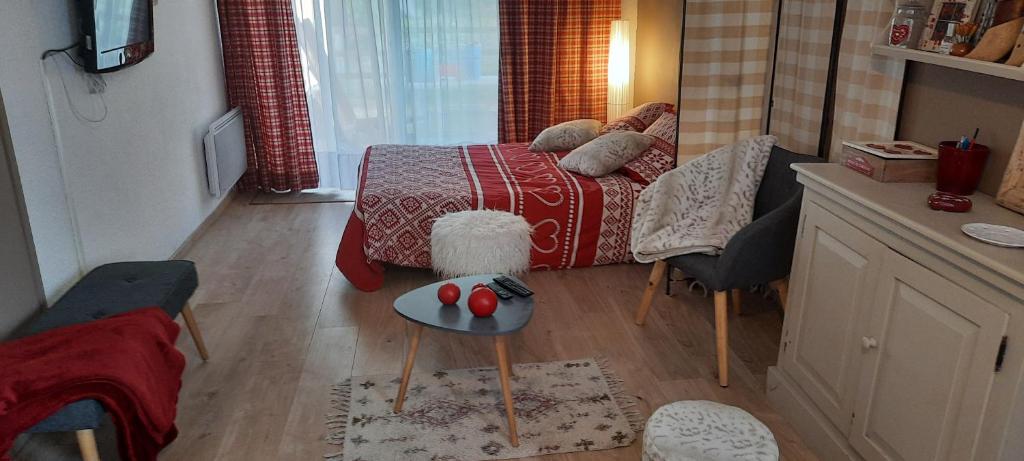 ein Schlafzimmer mit einem Bett und einem Tisch mit Obst darauf in der Unterkunft RESIDENCE UBAYE T 2 in Barcelonnette