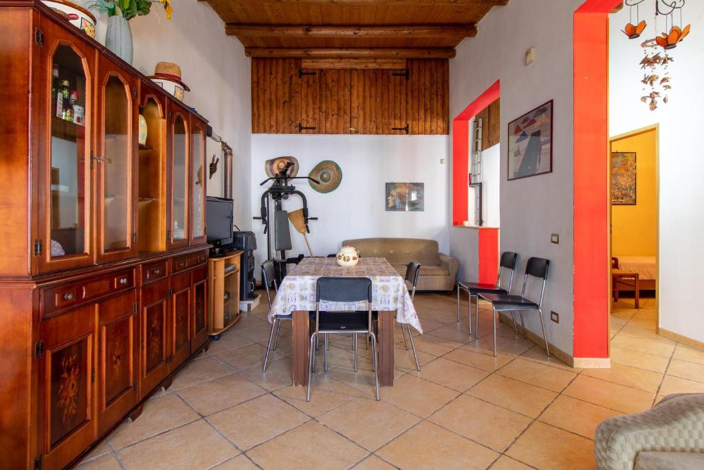 ein Esszimmer mit einem Tisch und einem Sofa in der Unterkunft Villetta Patty in Scoglitti