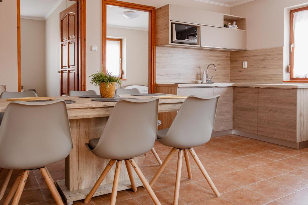 Kuchyň nebo kuchyňský kout v ubytování Kotyogó Apartmanok, Bogács