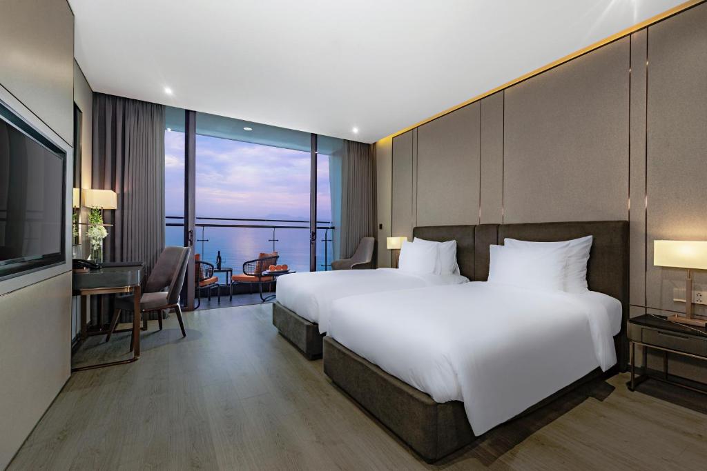Postel nebo postele na pokoji v ubytování Le Sands Oceanfront Danang Hotel