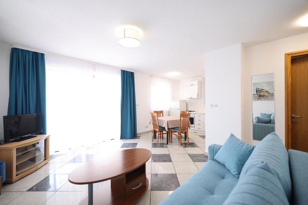 TV a/nebo společenská místnost v ubytování Hotel Lucija
