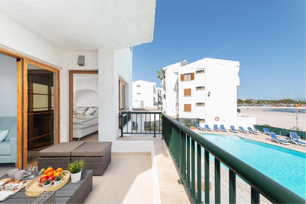 een balkon van een hotel met een zwembad bij Beachside Alcudia in Alcudia