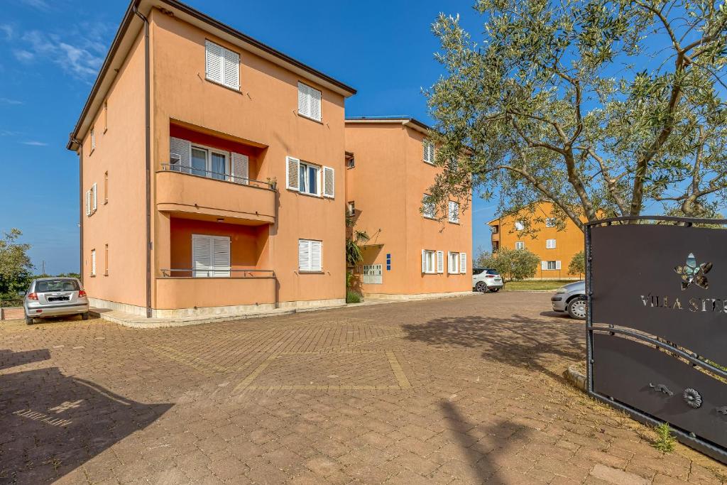 budynek z zaparkowanym przed nim samochodem w obiekcie Terra w mieście Rovinjsko Selo
