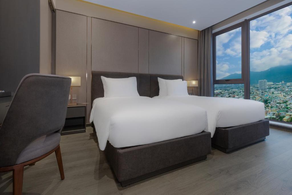 Postel nebo postele na pokoji v ubytování Le Sands Oceanfront Danang Hotel