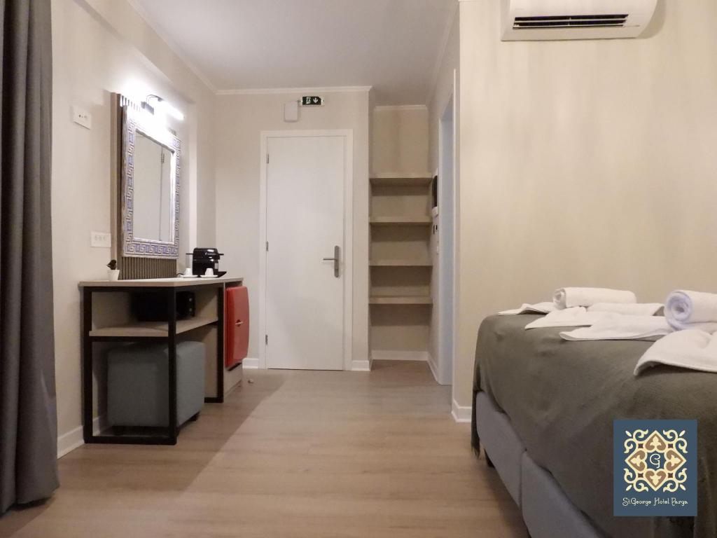 Postel nebo postele na pokoji v ubytování Saint george Hotel Parga