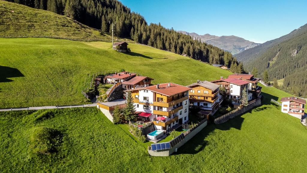 una vista aérea de una casa en un campo verde en Fernerblick Apartments en Tux