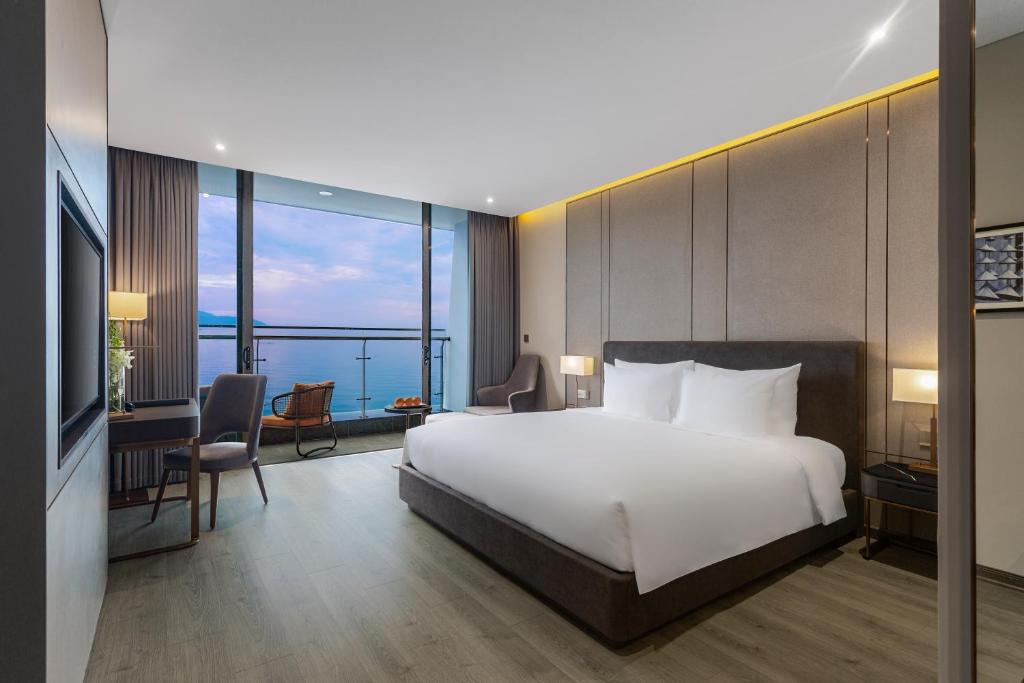 Postel nebo postele na pokoji v ubytování Le Sands Oceanfront Danang Hotel