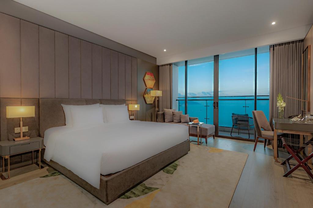 Postel nebo postele na pokoji v ubytování Le Sands Oceanfront Danang Hotel