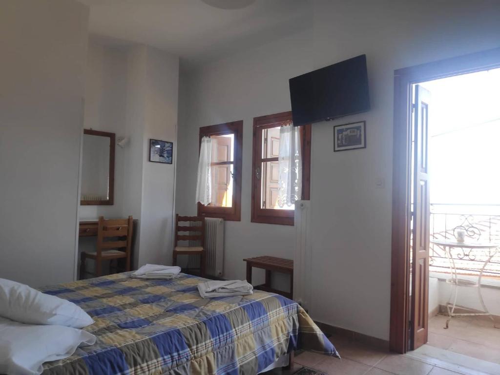 Schlafzimmer mit einem Bett und einem Fenster in der Unterkunft Catherine Portaria Guest House in Portaria