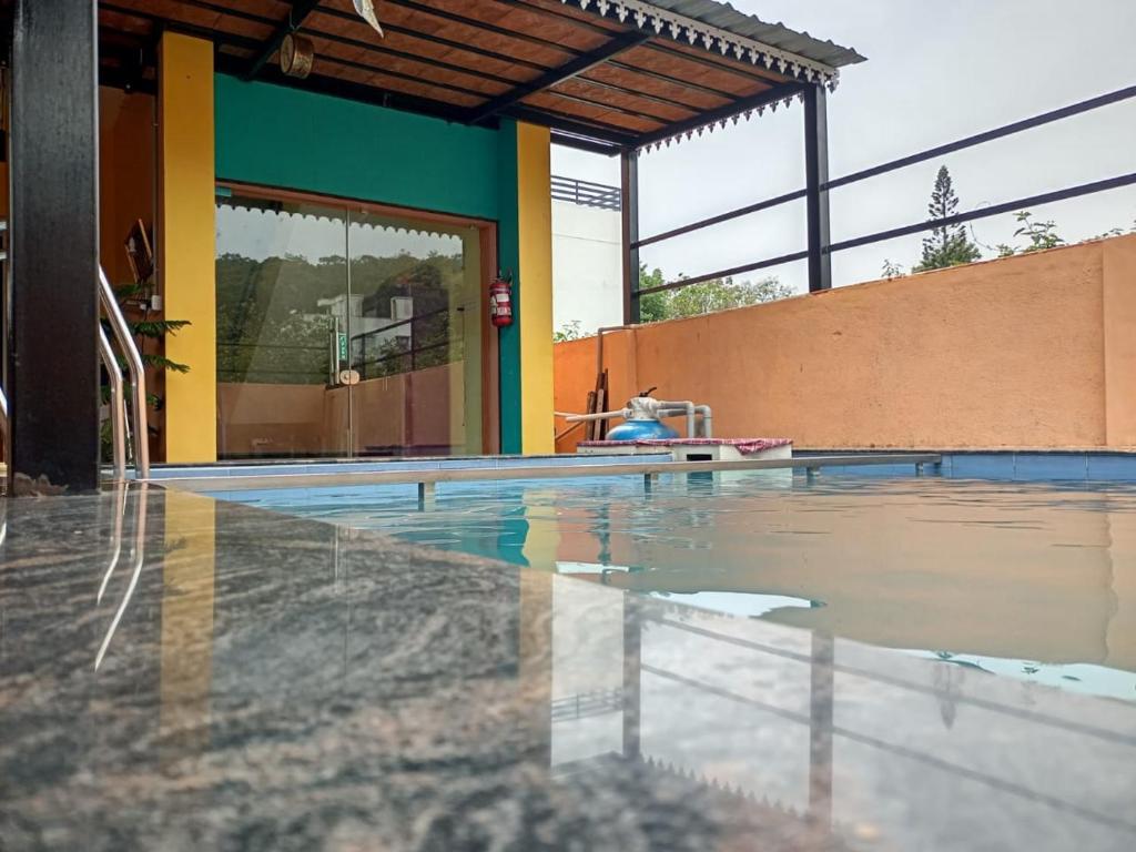 uma piscina vazia com um edifício em BIOVILLAS em Yelagiri