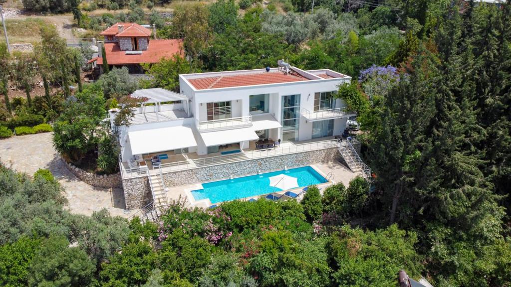Výhled na bazén z ubytování Villa Yusufcuk, spacious family friendly villa in Faralya near Fethiye with amazing sea views nebo okolí