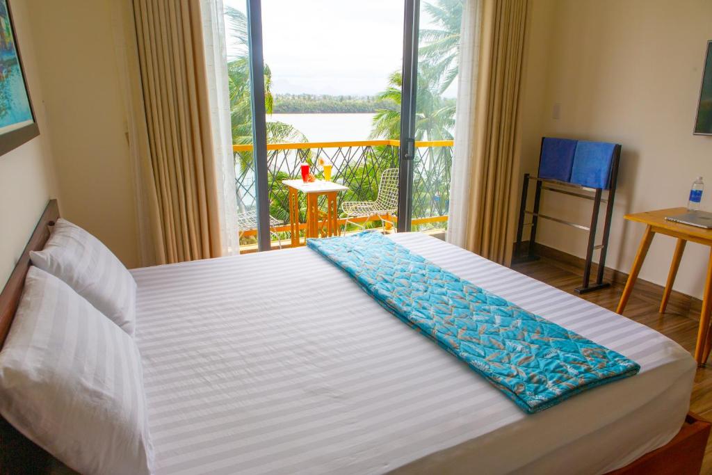 Giường trong phòng chung tại Coral Riverside Homestay & Hostel