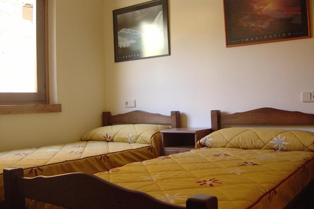 Postel nebo postele na pokoji v ubytování APARTMENTSUITESPAIN BAQUEIRA JARDIn