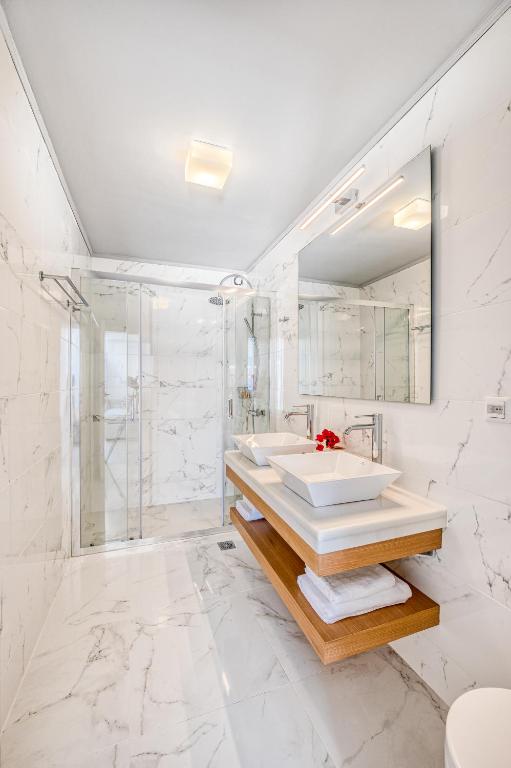 Salle de bains dans l'établissement Lumiére spetses