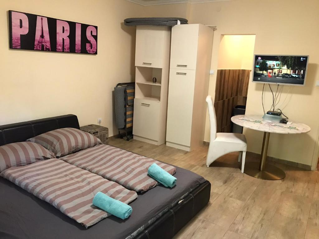 Televízia a/alebo spoločenská miestnosť v ubytovaní Roland Apartmant Zuglo
