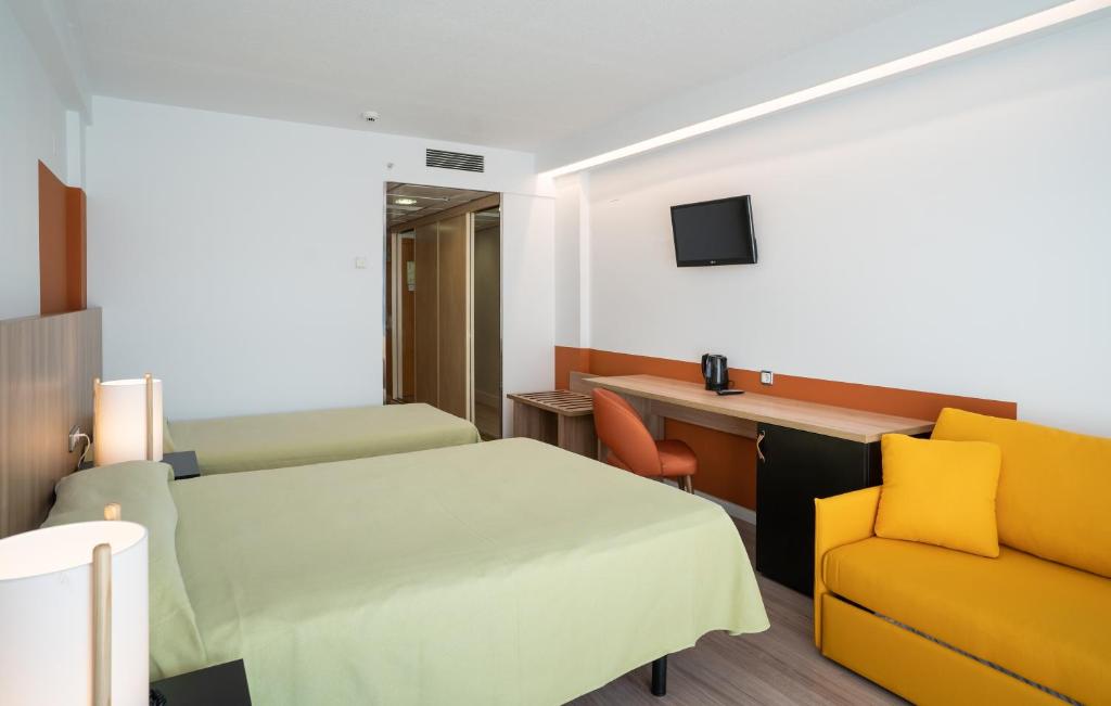 Medplaya Hotel Flamingo Oasis - Family Room (2 Adults + 3 Children)