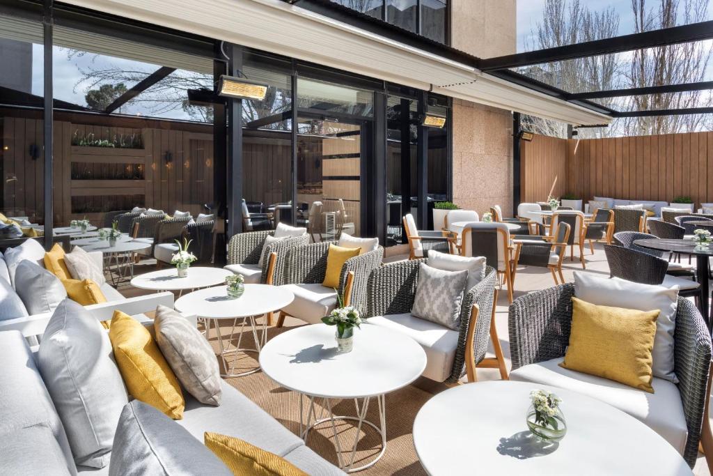 A seating area at Melia Avenida de America