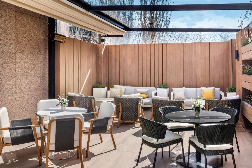 A seating area at Melia Avenida de America