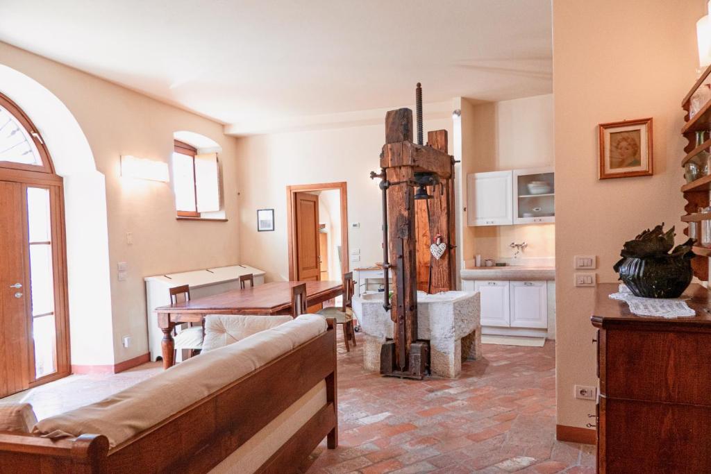 A kitchen or kitchenette at La Tinassara