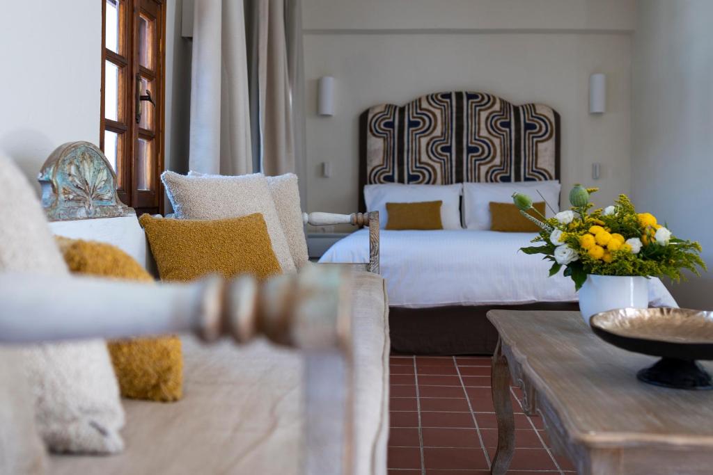 Postel nebo postele na pokoji v ubytování Maris Lindos Suites & Apartments