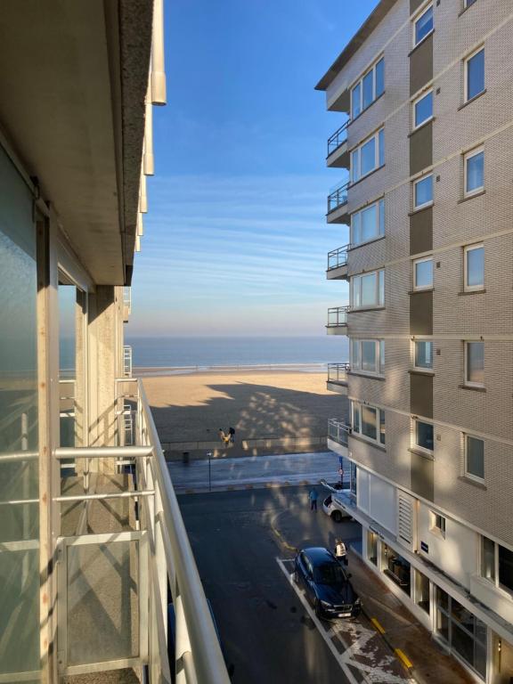 Balkón nebo terasa v ubytování bel appartement à 100m de la plage
