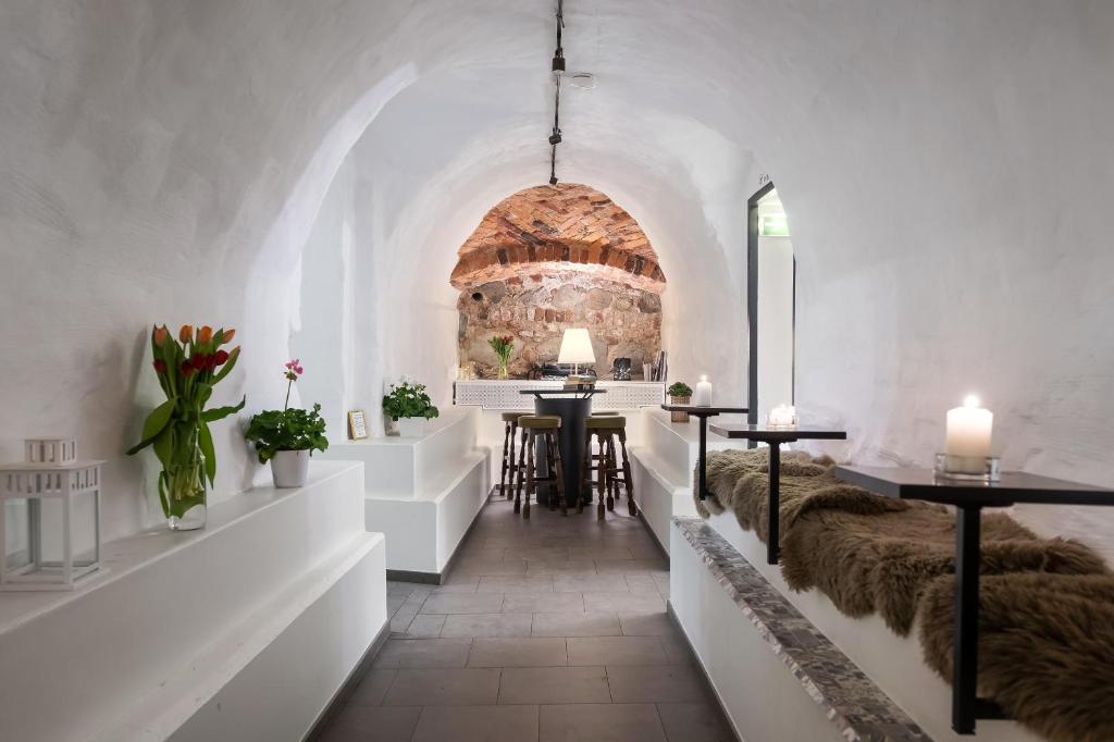 una stanza con pareti bianche e tavoli con sedili coperti di pelliccia di Hotell Skeppsbron a Stoccolma