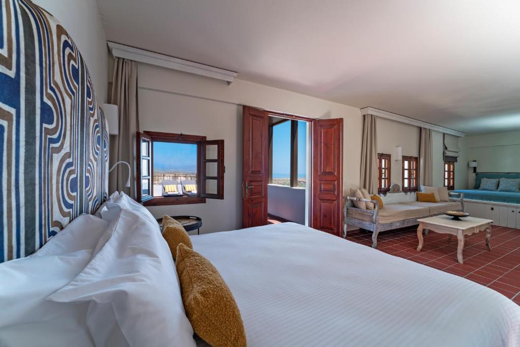 Postel nebo postele na pokoji v ubytování Maris Lindos Suites & Apartments