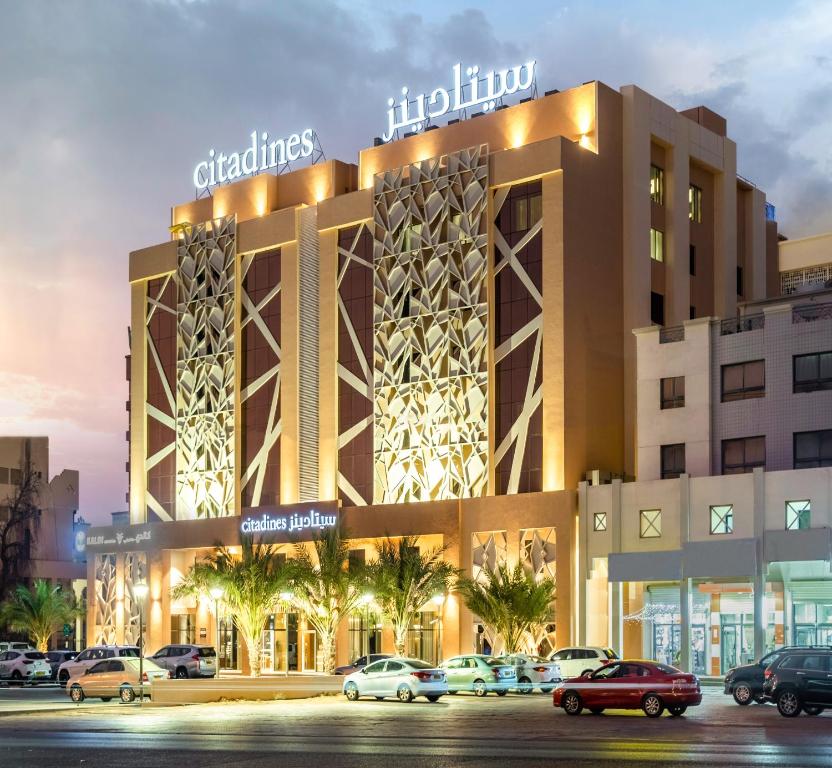 馬斯喀特的住宿－Citadines Al Ghubrah Muscat，停车场里酒店 ⁇ 染