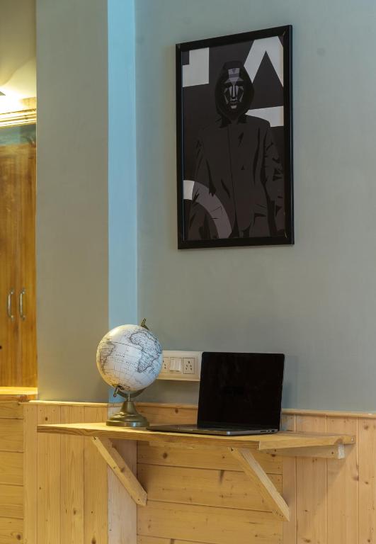 TV a/nebo společenská místnost v ubytování Whoopers Hostel Manali